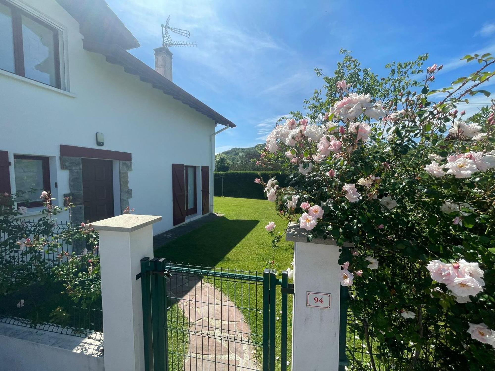 Maison Lore Mendi Elbarron Saint-Pee-sur-Nivelle Exterior photo